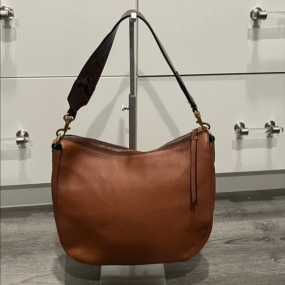 Banana Republic Leather Shoulder Bag - Picture 3 of 12